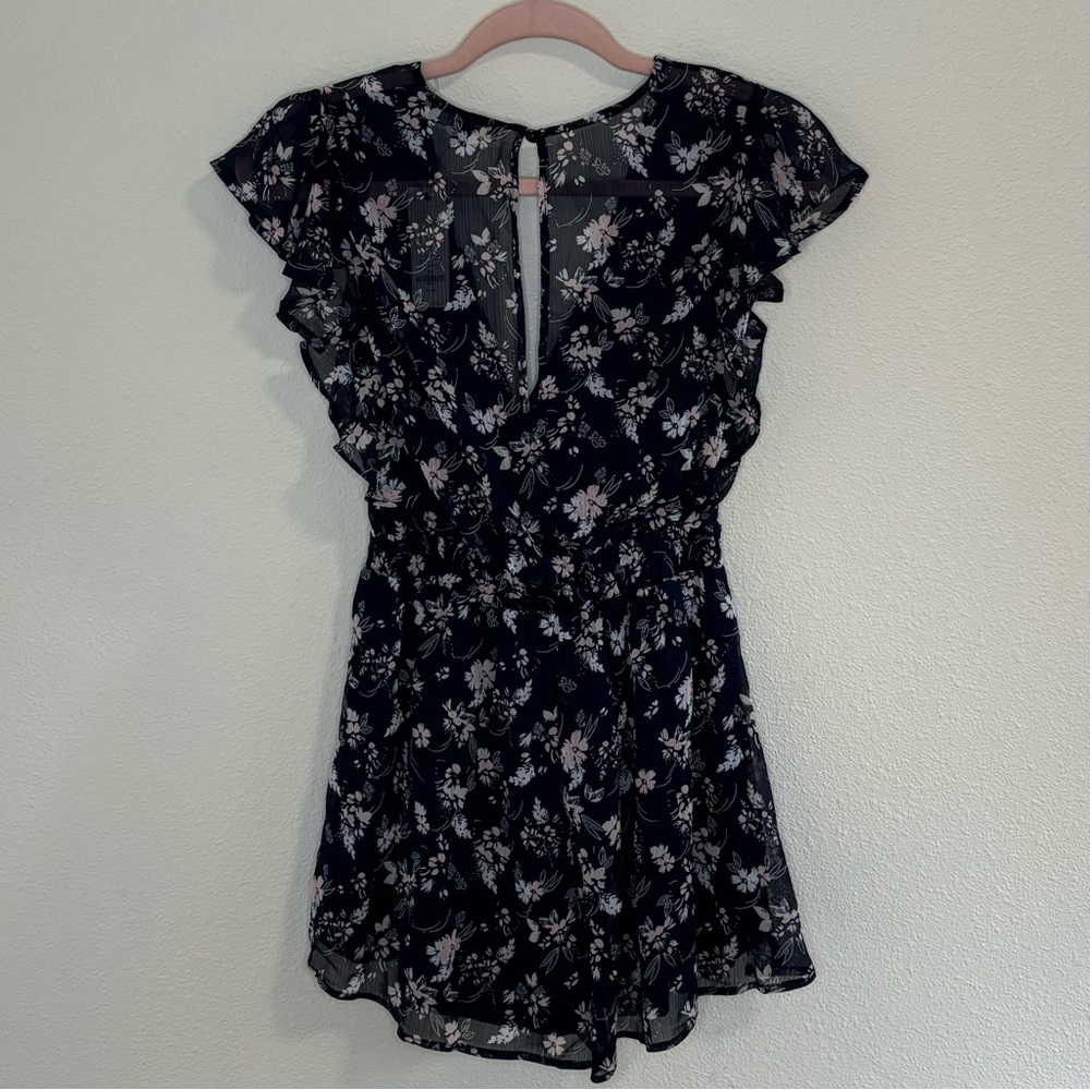 Francesca’s Tracy flutter sleeve navy floral romper - Picture 2 of 16